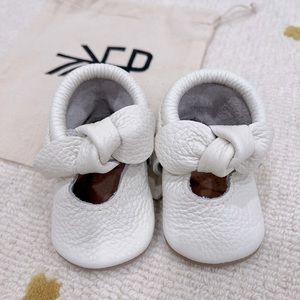 Freshly Picked- bright white knotted bow moccasins